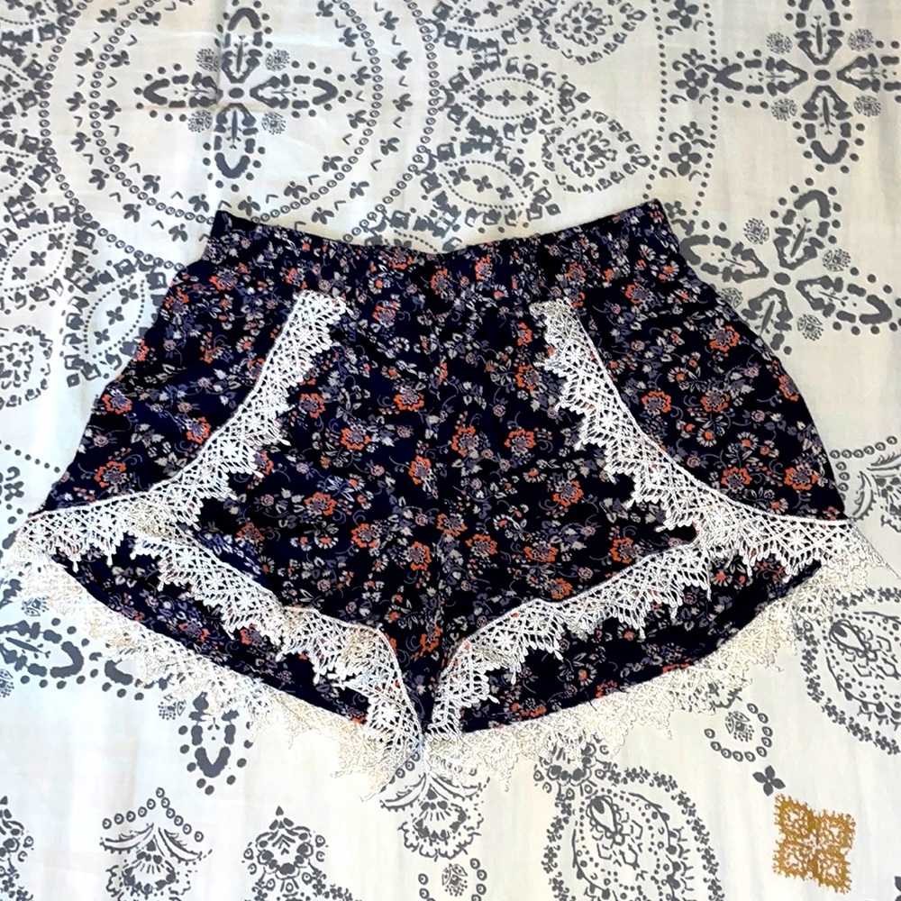 Floral Lace Shorts 🤍